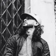 Azuul Smith सुनें, म्यूज़िक वीडियो देखें, बायो पढ़ें, दौरे की तारीखें और बहुत कुछ देखें!