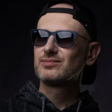 聆聽 Adam Vadym、觀看音樂影片、閱讀小傳、查看巡演日期等！