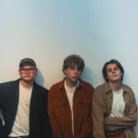 Escucha a undefined, mira videos musicales, lee su biografía, consulta las fechas de las gira y más.