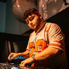 Hardwaxxを聴いたり、ミュージックビデオを鑑賞したり、経歴やツアー日程などを確認したりしましょう！