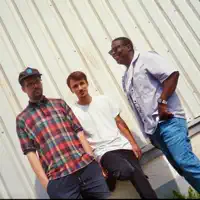 Poslechněte si interpreta undefined, sledujte hudební videa, přečtěte si životopis, podívejte se na data turné a další informace.