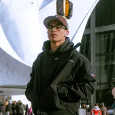 Poslechněte si interpreta Eros, sledujte hudební videa, přečtěte si životopis, podívejte se na data turné a další informace.