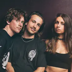 Escucha a +++, mira vídeos musicales, lee la biografía, consulta fechas de giras y mucho más.