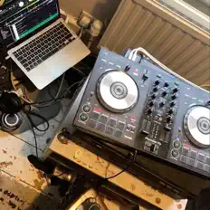 聆聽 Big Green、觀看音樂影片、閱讀小傳、查看巡演日期等！