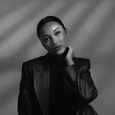 Athéna सुनें, म्यूज़िक वीडियो देखें, बायो पढ़ें, दौरे की तारीखें और बहुत कुछ देखें!