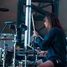 Ouça Green Light Club, assista a videoclipes, leia a biografia, veja as datas das turnês e mais!