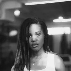 Escucha a Mūmbi, mira vídeos musicales, lee la biografía, consulta fechas de giras y mucho más.