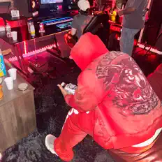 聆聽 ZINGZ、觀看音樂影片、閱讀小傳、查看巡演日期等！