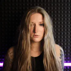 Hör dir TORIVA an, schau dir Musikvideos an, lies die Biografie, finde Tourdaten und mehr!