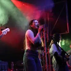 Ascolta Grace Davis, guarda video musicali, leggi la biografia, vedi le date del tour & altro!