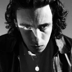 Nadirを聴いたり、ミュージックビデオを鑑賞したり、経歴やツアー日程などを確認したりしましょう！