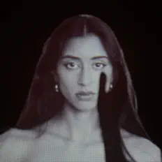 聆聽 Chitra、觀看音樂影片、閱讀小傳、查看巡演日期等！