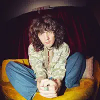 Hör dir undefined an, schau dir Musikvideos an, lies die Biografie, finde Tourdaten und mehr!