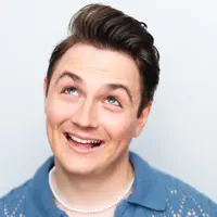 Poslechněte si interpreta undefined, sledujte hudební videa, přečtěte si životopis, podívejte se na data turné a další informace.