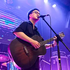 Hör dir Dấu Vân Tay an, schau dir Musikvideos an, lies die Biografie, finde Tourdaten und mehr!