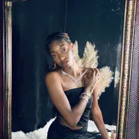 Hör dir undefined an, schau dir Musikvideos an, lies die Biografie, finde Tourdaten und mehr!