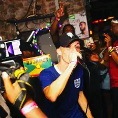 Hör dir Whiteboy an, schau dir Musikvideos an, lies die Biografie, finde Tourdaten und mehr!