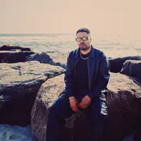 undefined dinle, müzik videolarını izle, biyografisini oku, tur tarihlerini ve daha fazlasını gör!