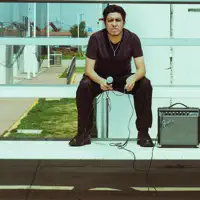 聆聽 undefined、觀看音樂影片、閱讀小傳、查看巡演日期等！