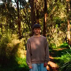 聆聽 The Happiest Kind of Sad、觀看音樂影片、閱讀小傳、查看巡演日期等！