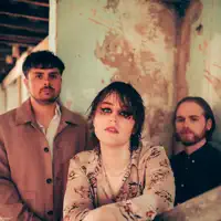 Luister naar undefined, bekijk muziekvideo's, lees de bio, bekijk de tourdata, en meer!