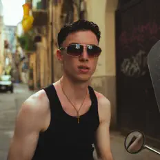 聆聽 Mated、觀看音樂影片、閱讀小傳、查看巡演日期等！