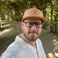 聆聽 undefined、觀看音樂影片、閱讀小傳、查看巡演日期等！