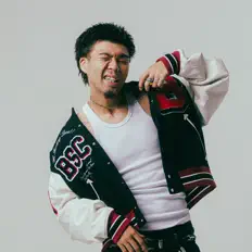 Djangoを聴いたり、ミュージックビデオを鑑賞したり、経歴やツアー日程などを確認したりしましょう！