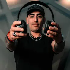 收听 JayCamel、观看音乐视频、阅读小传、查看巡演日期等 ！