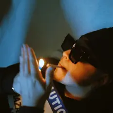 聆聽 Perubaby、觀看音樂影片、閱讀小傳、查看巡演日期等！