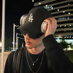 Baby2Toneを聴いたり、ミュージックビデオを鑑賞したり、経歴やツアー日程などを確認したりしましょう！