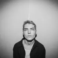 Hör dir undefined an, schau dir Musikvideos an, lies die Biografie, finde Tourdaten und mehr!