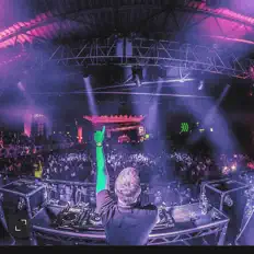 收听 Saints & Heroes、观看音乐视频、阅读小传、查看巡演日期等 ！