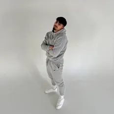 Ouça Tianoo, assista a videoclipes, leia a biografia, veja as datas das turnês e mais!