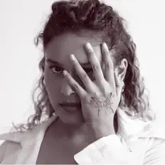 Ascolta MALENNA, guarda video musicali, leggi la biografia, vedi le date del tour & altro!