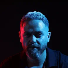 Poslechněte si interpreta Nader Nour, sledujte hudební videa, přečtěte si životopis, podívejte se na data turné a další informace.