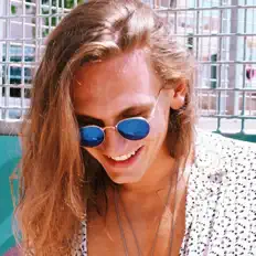 Escucha a Casey Lowry, mira videos musicales, lee su biografía, consulta las fechas de las gira y más.