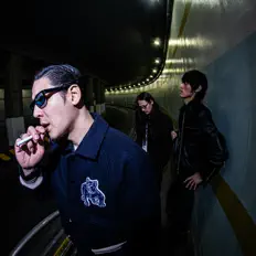 A LONE WOLF ELEGY CLUBを聴いたり、ミュージックビデオを鑑賞したり、経歴やツアー日程などを確認したりしましょう！