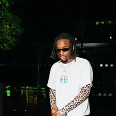 Poslechněte si interpreta D2 WRLD, sledujte hudební videa, přečtěte si životopis, podívejte se na data turné a další informace.