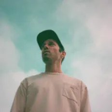 聆聽 Mad Bad World、觀看音樂影片、閱讀小傳、查看巡演日期等！