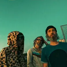 聆聽 Apollo、觀看音樂影片、閱讀小傳、查看巡演日期等！