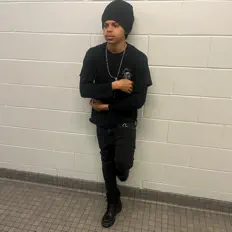 Hör dir YUNG5XX an, schau dir Musikvideos an, lies die Biografie, finde Tourdaten und mehr!