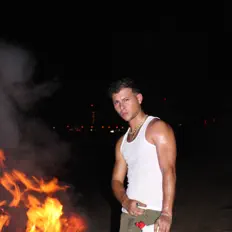 Wiscoを聴いたり、ミュージックビデオを鑑賞したり、経歴やツアー日程などを確認したりしましょう！