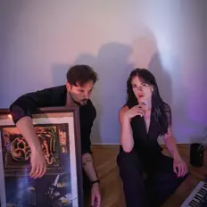 Ακούστε περιεχόμενο από Lightts, παρακολουθήστε μουσικά βίντεο, διαβάστε το βιογραφικό, δείτε ημερομηνίες περιοδείας, και πολλά ακόμη!