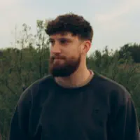 Luister naar undefined, bekijk muziekvideo's, lees de bio, bekijk de tourdata, en meer!