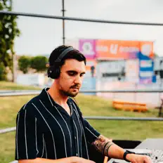 Dengarkan Jimmy Rich, tonton video musik, baca bio, lihat tanggal tur & lainnya!