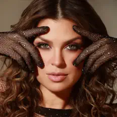 Escucha a Janina, mira videos musicales, lee su biografía, consulta las fechas de las gira y más.