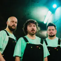 Hör dir undefined an, schau dir Musikvideos an, lies die Biografie, finde Tourdaten und mehr!