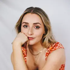 Poslechněte si interpreta Áine Deane, sledujte hudební videa, přečtěte si životopis, podívejte se na data turné a další informace.