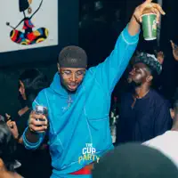 Luister naar undefined, bekijk muziekvideo's, lees de bio, bekijk de tourdata, en meer!